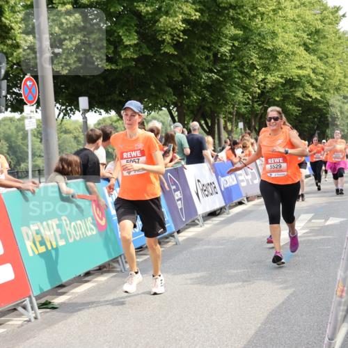 15.06.2025 - REWE Women's Run Strokosch-Dieckow http://msf.ph/oto/7935320 15.06.2025 11:08:35 Ziel 5026, 5057, 5108, 5296, 5469, 5526, 5529, 5541, 5630 meine-sportfotos.de