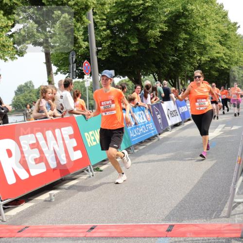 15.06.2025 - REWE Women's Run Strokosch-Dieckow http://msf.ph/oto/7935333 15.06.2025 11:08:35 Ziel 5026, 5057, 5108, 5296, 5469, 5526, 5529, 5541, 5630 meine-sportfotos.de