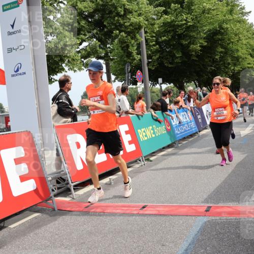 15.06.2025 - REWE Women's Run Strokosch-Dieckow http://msf.ph/oto/7935340 15.06.2025 11:08:35 Ziel 5026, 5057, 5108, 5296, 5469, 5526, 5529, 5541, 5630 meine-sportfotos.de