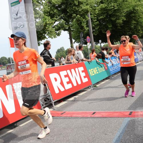 15.06.2025 - REWE Women's Run Strokosch-Dieckow http://msf.ph/oto/7935348 15.06.2025 11:08:36 Ziel 5026, 5057, 5108, 5259, 5296, 5469, 5529, 5541, 5630 meine-sportfotos.de