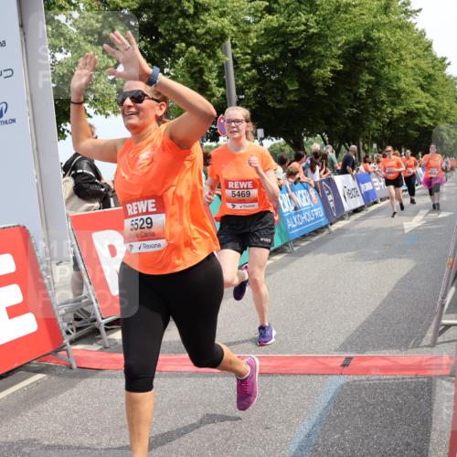 15.06.2025 - REWE Women's Run Strokosch-Dieckow http://msf.ph/oto/7935372 15.06.2025 11:08:37 Ziel 5026, 5057, 5108, 5259, 5296, 5469, 5529, 5541, 5630 meine-sportfotos.de