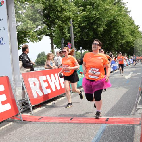 15.06.2025 - REWE Women's Run Strokosch-Dieckow http://msf.ph/oto/7935412 15.06.2025 11:08:40 Ziel 5026, 5057, 5108, 5259, 5469, 5529, 5630 meine-sportfotos.de