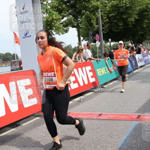 15.06.2025 - REWE Women's Run Strokosch-Dieckow http://msf.ph/oto/7935457 15.06.2025 11:08:42 Ziel 5026, 5057, 5108, 5255, 5259, 5469, 5529, 5630 meine-sportfotos.de