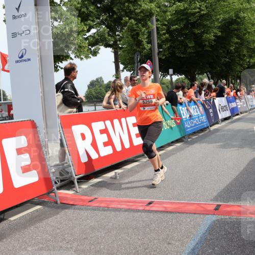 15.06.2025 - REWE Women's Run Strokosch-Dieckow http://msf.ph/oto/7935470 15.06.2025 11:08:43 Ziel 5026, 5108, 5255, 5259, 5469, 5529, 5630 meine-sportfotos.de