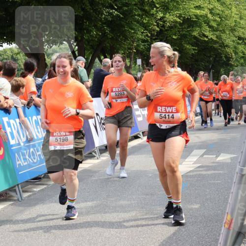 15.06.2025 - REWE Women's Run Strokosch-Dieckow http://msf.ph/oto/7935597 15.06.2025 11:08:50 Ziel 5198, 5203, 5255, 5267, 5414 meine-sportfotos.de