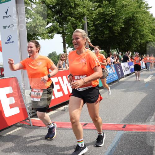 15.06.2025 - REWE Women's Run Strokosch-Dieckow http://msf.ph/oto/7935635 15.06.2025 11:08:52 Ziel 5056, 5198, 5203, 5255, 5267, 5414, 5570 meine-sportfotos.de