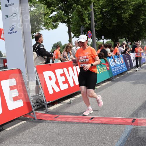 15.06.2025 - REWE Women's Run Strokosch-Dieckow http://msf.ph/oto/7935705 15.06.2025 11:08:55 Ziel 5055, 5056, 5198, 5203, 5267, 5379, 5380, 5390, 5391, 5414, 5570, 5658 meine-sportfotos.de