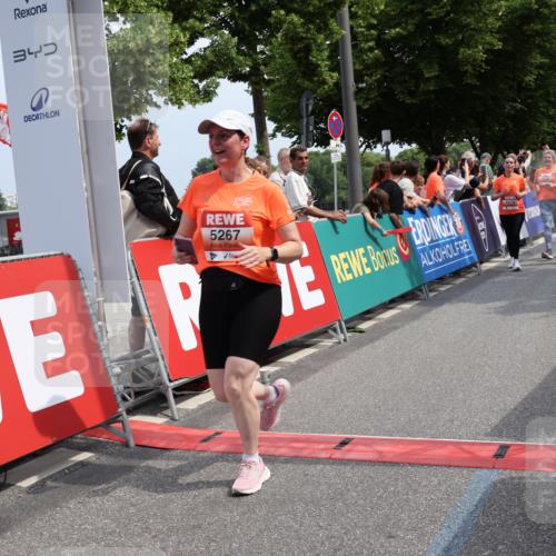 15.06.2025 - REWE Women's Run Strokosch-Dieckow http://msf.ph/oto/7935713 15.06.2025 11:08:56 Ziel 5055, 5056, 5198, 5203, 5267, 5379, 5380, 5390, 5391, 5396, 5414, 5521, 5570, 5658 meine-sportfotos.de