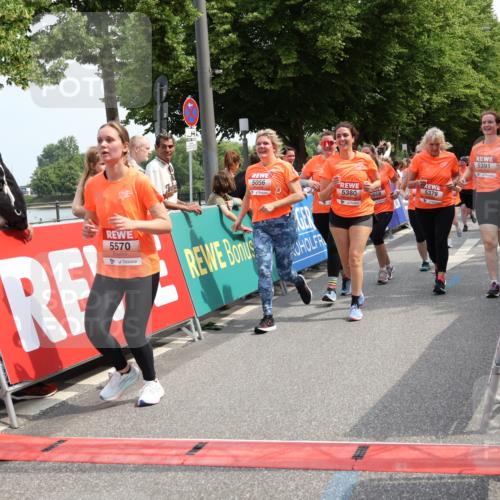 15.06.2025 - REWE Women's Run Strokosch-Dieckow http://msf.ph/oto/7935746 15.06.2025 11:08:58 Ziel 5039, 5040, 5041, 5048, 5055, 5056, 5198, 5203, 5267, 5379, 5380, 5390, 5391, 5396, 5414, 5470, 5521, 5570, 5658 meine-sportfotos.de