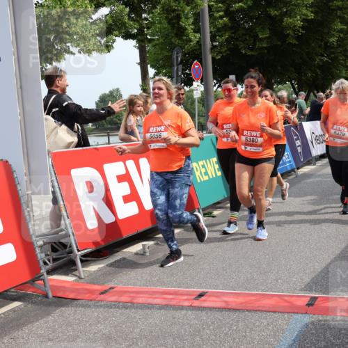 15.06.2025 - REWE Women's Run Strokosch-Dieckow http://msf.ph/oto/7935788 15.06.2025 11:08:59 Ziel 5039, 5040, 5041, 5048, 5055, 5056, 5203, 5267, 5379, 5380, 5390, 5391, 5396, 5470, 5521, 5570, 5658 meine-sportfotos.de