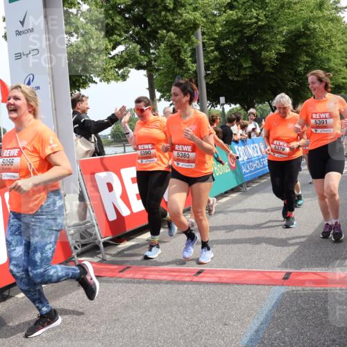 15.06.2025 - REWE Women's Run Strokosch-Dieckow http://msf.ph/oto/7935810 15.06.2025 11:09:00 Ziel 5039, 5040, 5041, 5048, 5055, 5056, 5267, 5379, 5380, 5390, 5391, 5396, 5470, 5521, 5570, 5658 meine-sportfotos.de