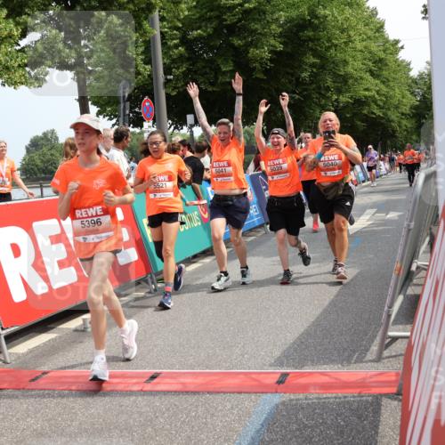 15.06.2025 - REWE Women's Run Strokosch-Dieckow http://msf.ph/oto/7935884 15.06.2025 11:09:02 Ziel 5039, 5040, 5041, 5048, 5055, 5056, 5267, 5379, 5380, 5390, 5391, 5396, 5470, 5521, 5570, 5658 meine-sportfotos.de