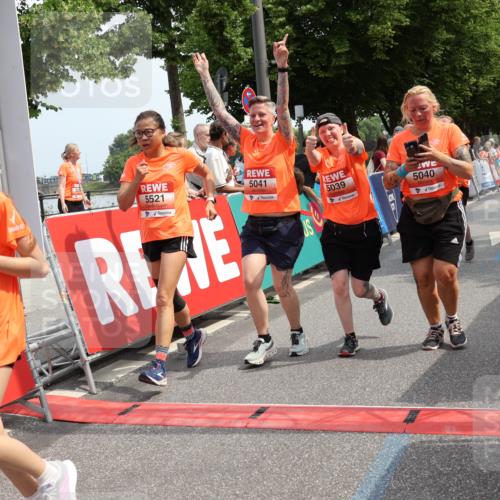 15.06.2025 - REWE Women's Run Strokosch-Dieckow http://msf.ph/oto/7935913 15.06.2025 11:09:03 Ziel 5039, 5040, 5041, 5048, 5055, 5056, 5379, 5380, 5390, 5391, 5396, 5470, 5521, 5570, 5658 meine-sportfotos.de