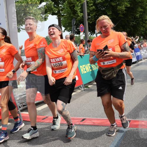 15.06.2025 - REWE Women's Run Strokosch-Dieckow http://msf.ph/oto/7935939 15.06.2025 11:09:03 Ziel 5039, 5040, 5041, 5048, 5055, 5056, 5379, 5380, 5390, 5391, 5396, 5470, 5521, 5570, 5658 meine-sportfotos.de