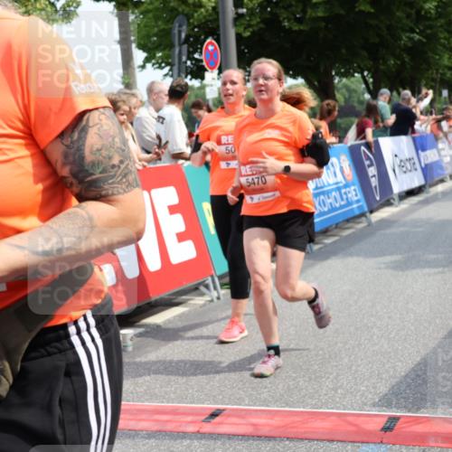 15.06.2025 - REWE Women's Run Strokosch-Dieckow http://msf.ph/oto/7935950 15.06.2025 11:09:04 Ziel 5039, 5040, 5041, 5047, 5048, 5055, 5056, 5379, 5380, 5390, 5391, 5396, 5470, 5521, 5570, 5658 meine-sportfotos.de