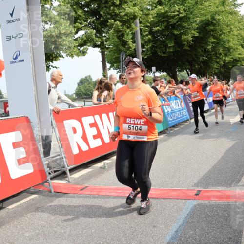 15.06.2025 - REWE Women's Run Strokosch-Dieckow http://msf.ph/oto/7936187 15.06.2025 11:09:19 Ziel 5095, 5104, 5139, 5215, 5253, 5273, 5274, 5552, 5577 meine-sportfotos.de