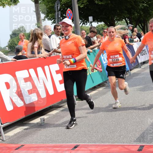15.06.2025 - REWE Women's Run Strokosch-Dieckow http://msf.ph/oto/7936222 15.06.2025 11:09:21 Ziel 5095, 5104, 5139, 5215, 5253, 5273, 5274, 5552, 5577 meine-sportfotos.de