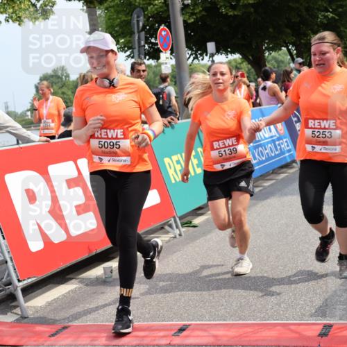 15.06.2025 - REWE Women's Run Strokosch-Dieckow http://msf.ph/oto/7936235 15.06.2025 11:09:21 Ziel 5095, 5104, 5139, 5215, 5253, 5273, 5274, 5552, 5577 meine-sportfotos.de