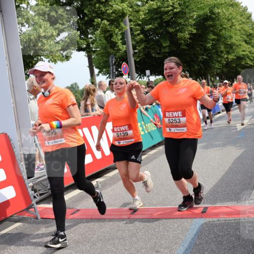 15.06.2025 - REWE Women's Run Strokosch-Dieckow http://msf.ph/oto/7936247 15.06.2025 11:09:21 Ziel 5095, 5104, 5139, 5215, 5253, 5273, 5274, 5552, 5577 meine-sportfotos.de