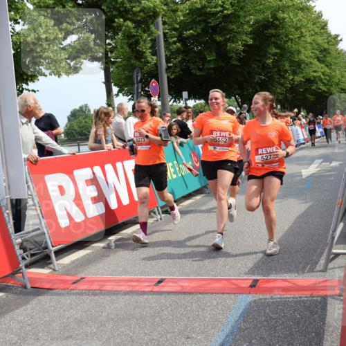 15.06.2025 - REWE Women's Run Strokosch-Dieckow http://msf.ph/oto/7936291 15.06.2025 11:09:24 Ziel 5095, 5104, 5139, 5215, 5253, 5273, 5274, 5552 meine-sportfotos.de