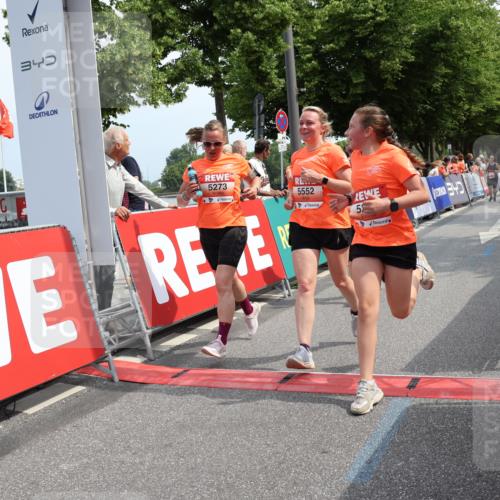 15.06.2025 - REWE Women's Run Strokosch-Dieckow http://msf.ph/oto/7936305 15.06.2025 11:09:24 Ziel 5095, 5104, 5139, 5215, 5253, 5273, 5274, 5552 meine-sportfotos.de