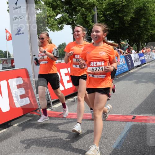15.06.2025 - REWE Women's Run Strokosch-Dieckow http://msf.ph/oto/7936318 15.06.2025 11:09:24 Ziel 5095, 5104, 5139, 5215, 5253, 5273, 5274, 5552 meine-sportfotos.de