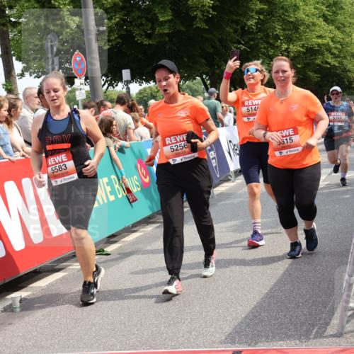 15.06.2025 - REWE Women's Run Strokosch-Dieckow http://msf.ph/oto/7936395 15.06.2025 11:09:31 Ziel 5145, 5215, 5256, 5273, 5384, 5552, 5583, 5615 meine-sportfotos.de