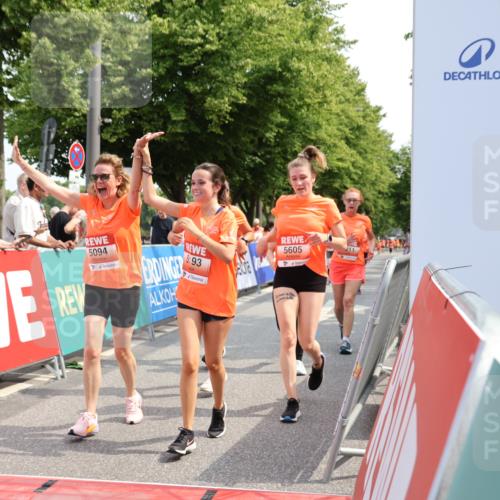 15.06.2025 - REWE Women's Run Strokosch-Dieckow http://msf.ph/oto/7936487 15.06.2025 11:09:41 Ziel 5010, 5094, 5141, 5173, 5193, 5211, 5384, 5493, 5494, 5605 meine-sportfotos.de