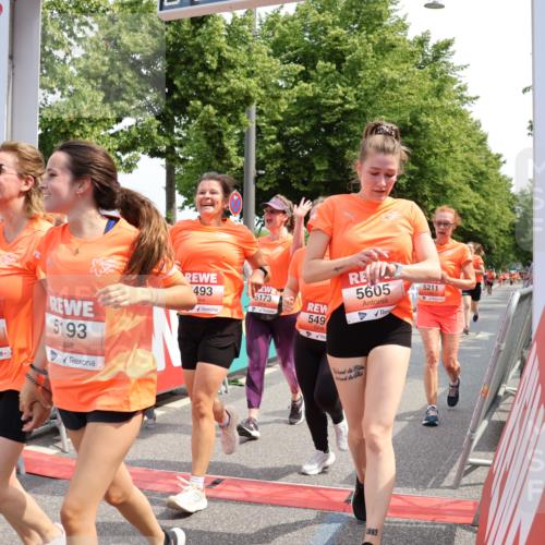 15.06.2025 - REWE Women's Run Strokosch-Dieckow http://msf.ph/oto/7936525 15.06.2025 11:09:42 Ziel 5010, 5094, 5141, 5173, 5193, 5211, 5493, 5494, 5605 meine-sportfotos.de