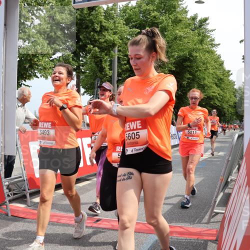 15.06.2025 - REWE Women's Run Strokosch-Dieckow http://msf.ph/oto/7936535 15.06.2025 11:09:42 Ziel 5010, 5094, 5141, 5173, 5193, 5211, 5493, 5494, 5605 meine-sportfotos.de