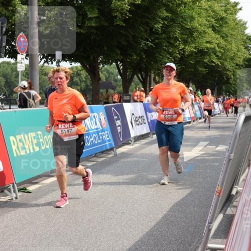 15.06.2025 - REWE Women's Run Strokosch-Dieckow http://msf.ph/oto/7936610 15.06.2025 11:09:55 Ziel 5147, 5241, 5315 meine-sportfotos.de