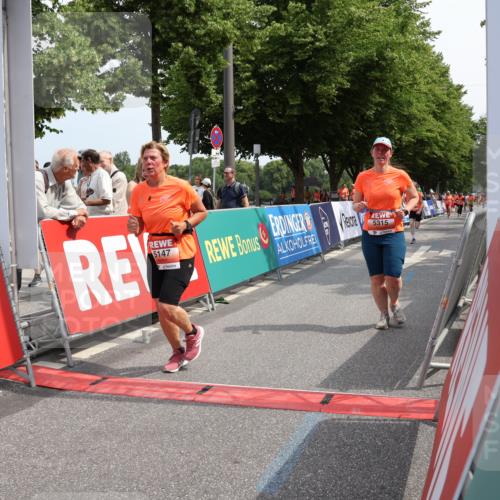 15.06.2025 - REWE Women's Run Strokosch-Dieckow http://msf.ph/oto/7936638 15.06.2025 11:09:56 Ziel 5147, 5241, 5315 meine-sportfotos.de