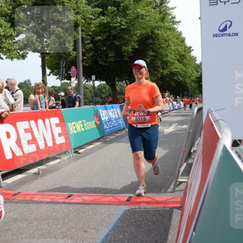 15.06.2025 - REWE Women's Run Strokosch-Dieckow http://msf.ph/oto/7936658 15.06.2025 11:09:57 Ziel 5147, 5241, 5315 meine-sportfotos.de