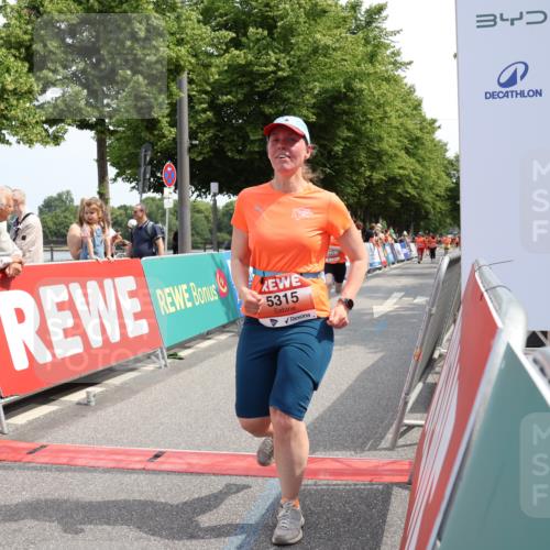 15.06.2025 - REWE Women's Run Strokosch-Dieckow http://msf.ph/oto/7936669 15.06.2025 11:09:57 Ziel 5147, 5241, 5315 meine-sportfotos.de