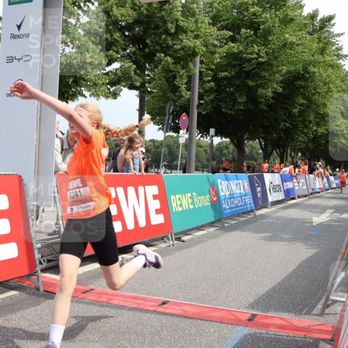 15.06.2025 - REWE Women's Run Strokosch-Dieckow http://msf.ph/oto/7936691 15.06.2025 11:09:59 Ziel 5147, 5241, 5315 meine-sportfotos.de