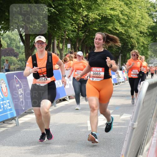 15.06.2025 - REWE Women's Run Strokosch-Dieckow http://msf.ph/oto/7936832 15.06.2025 11:10:25 Ziel 5488, 5545, 5547, 5612, 5665 meine-sportfotos.de