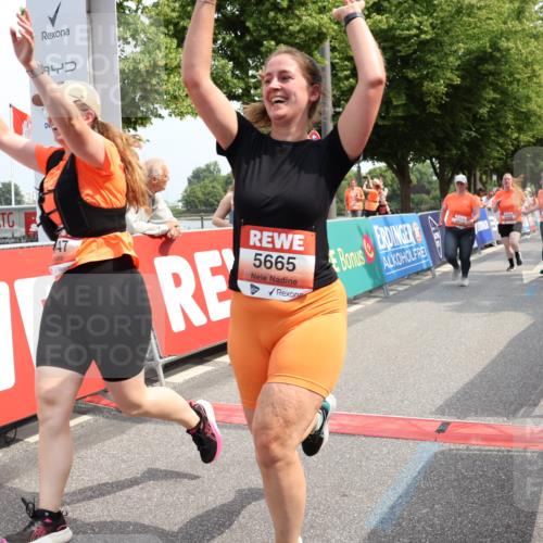 15.06.2025 - REWE Women's Run Strokosch-Dieckow http://msf.ph/oto/7936876 15.06.2025 11:10:26 Ziel 5488, 5545, 5547, 5612, 5665 meine-sportfotos.de