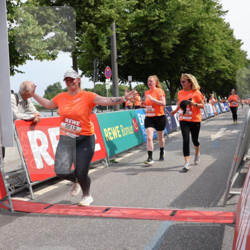 15.06.2025 - REWE Women's Run Strokosch-Dieckow http://msf.ph/oto/7936928 15.06.2025 11:10:28 Ziel 5171, 5488, 5545, 5547, 5612, 5665 meine-sportfotos.de