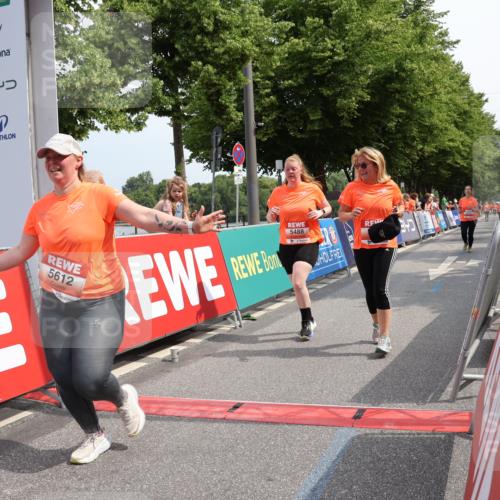15.06.2025 - REWE Women's Run Strokosch-Dieckow http://msf.ph/oto/7936936 15.06.2025 11:10:29 Ziel 5171, 5488, 5545, 5547, 5612, 5665 meine-sportfotos.de