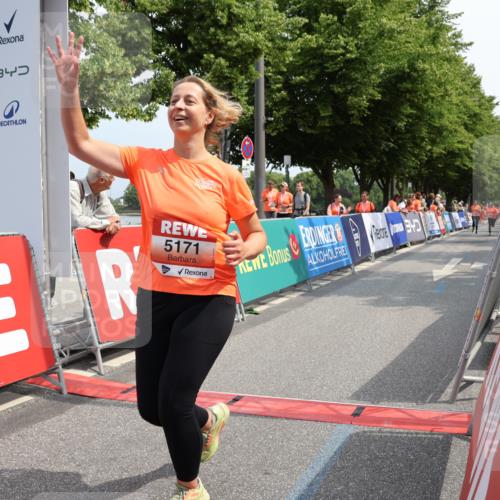 15.06.2025 - REWE Women's Run Strokosch-Dieckow http://msf.ph/oto/7937034 15.06.2025 11:10:34 Ziel 5171, 5182, 5488, 5545, 5612 meine-sportfotos.de