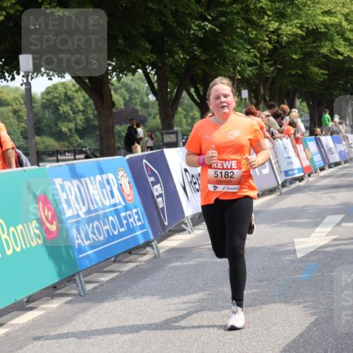 15.06.2025 - REWE Women's Run Strokosch-Dieckow http://msf.ph/oto/7937057 15.06.2025 11:10:39 Ziel 5171, 5182, 5500 meine-sportfotos.de