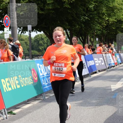 15.06.2025 - REWE Women's Run Strokosch-Dieckow http://msf.ph/oto/7937070 15.06.2025 11:10:40 Ziel 5171, 5182, 5500 meine-sportfotos.de