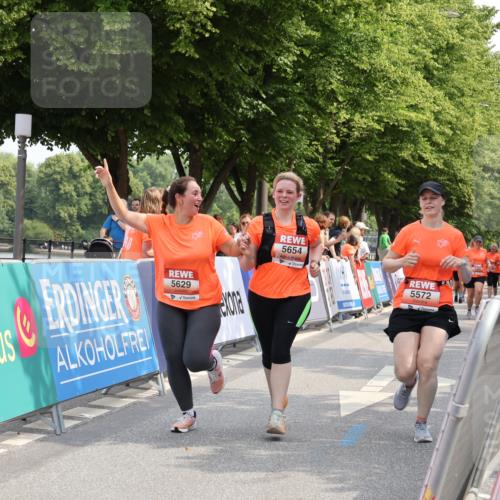 15.06.2025 - REWE Women's Run Strokosch-Dieckow http://msf.ph/oto/7937121 15.06.2025 11:10:53 Ziel 5572, 5629, 5654 meine-sportfotos.de