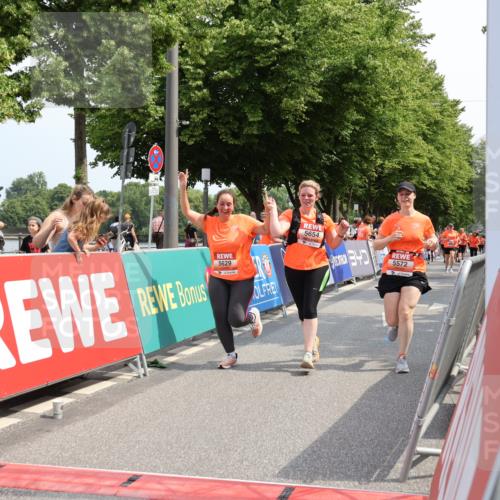 15.06.2025 - REWE Women's Run Strokosch-Dieckow http://msf.ph/oto/7937130 15.06.2025 11:10:54 Ziel 5572, 5629, 5654 meine-sportfotos.de