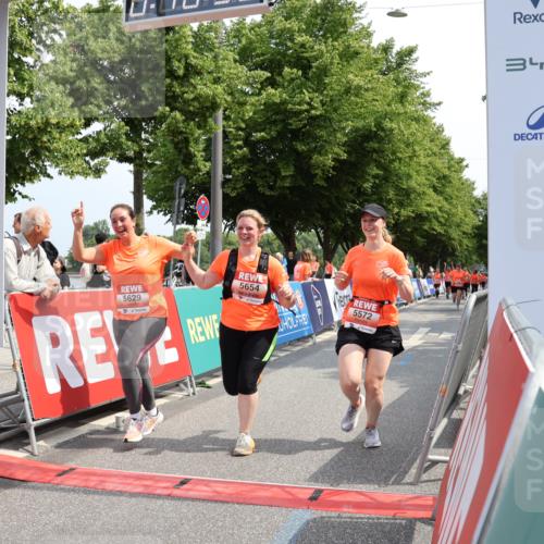 15.06.2025 - REWE Women's Run Strokosch-Dieckow http://msf.ph/oto/7937159 15.06.2025 11:10:55 Ziel 5490, 5572, 5629, 5654 meine-sportfotos.de