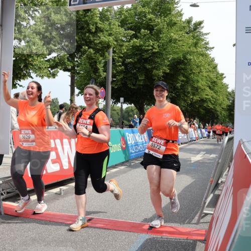 15.06.2025 - REWE Women's Run Strokosch-Dieckow http://msf.ph/oto/7937173 15.06.2025 11:10:55 Ziel 5490, 5572, 5629, 5654 meine-sportfotos.de