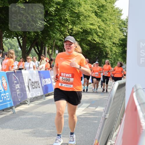 15.06.2025 - REWE Women's Run Strokosch-Dieckow http://msf.ph/oto/7937192 15.06.2025 11:11:01 Ziel 5490, 5572, 5629, 5654 meine-sportfotos.de