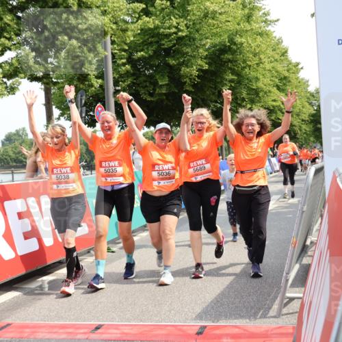 15.06.2025 - REWE Women's Run Strokosch-Dieckow http://msf.ph/oto/7937292 15.06.2025 11:11:08 Ziel 5035, 5036, 5037, 5038, 5286, 5490, 5588, 5689 meine-sportfotos.de