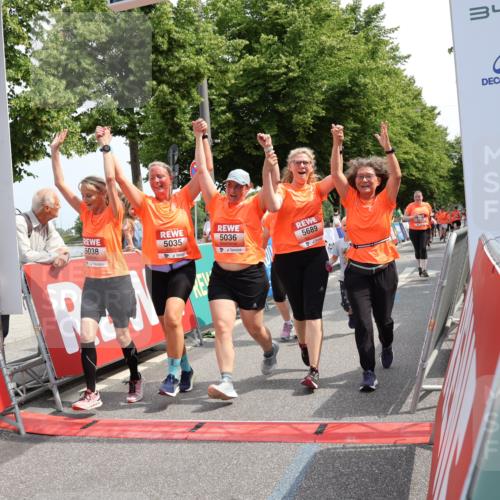 15.06.2025 - REWE Women's Run Strokosch-Dieckow http://msf.ph/oto/7937309 15.06.2025 11:11:09 Ziel 5035, 5036, 5037, 5038, 5286, 5476, 5480, 5588, 5689 meine-sportfotos.de