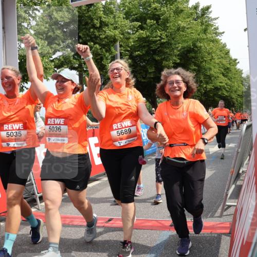 15.06.2025 - REWE Women's Run Strokosch-Dieckow http://msf.ph/oto/7937331 15.06.2025 11:11:10 Ziel 5035, 5036, 5037, 5038, 5286, 5476, 5480, 5588, 5689 meine-sportfotos.de